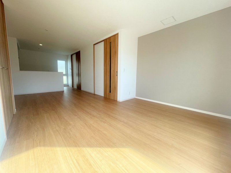 リビング　アクセントクロスでオシャレな雰囲気に