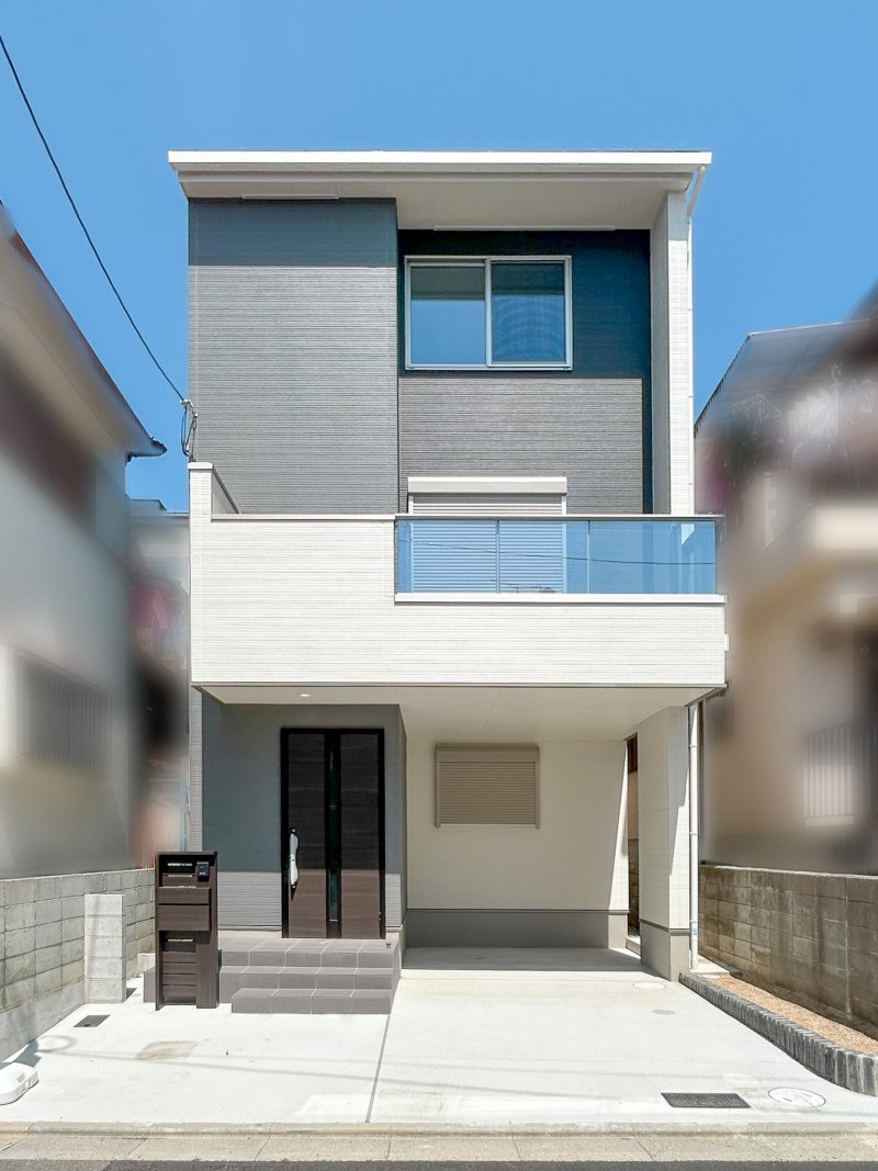 壁面は直線デザイン。壁面のアクセントとしてバルコニーにガラスパネルを採用する ことにより、建物に豊かな表情を持たせ、明るさに満ちた外観を形成しています。（2025年11月撮影）