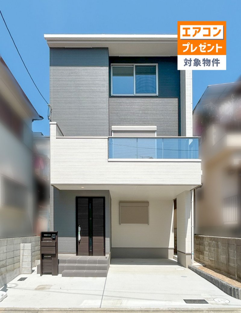 壁面は直線デザイン。壁面のアクセントとしてバルコニーにガラスパネルを採用する ことにより、建物に豊かな表情を持たせ、明るさに満ちた外観を形成しています。（2025年11月撮影）