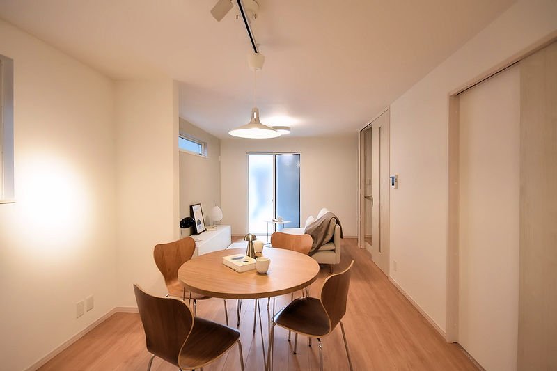 ご家族みんながゆったりくつろげる17.5帖の広々リビング。　※写真中の家具等の調度品は売買対象に含まれません。