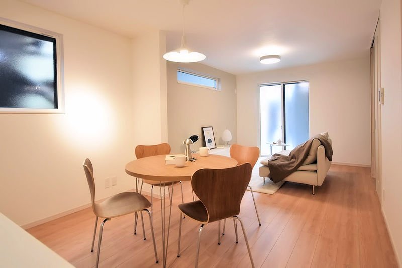 ご家族みんながゆったりくつろげる17.5帖の広々リビング。　※写真中の家具等の調度品は売買対象に含まれません。