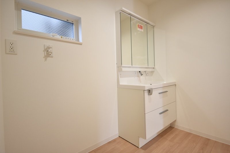 機能性に優れた三面鏡（長寿命・省電力のスリムLED付）と、豊富な収納キャビネットがついたスタイリッシュな洗面化粧台です。　