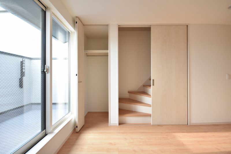 2階7.5帖　バルコニーに面した明るいお部屋です。