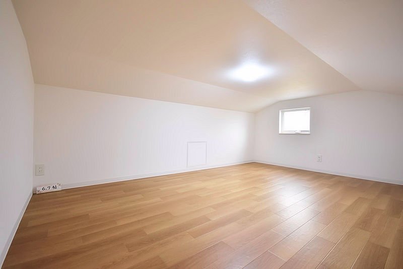 6.7帖の大空間収納庫　固定階段付で使い勝手の良さも格段に進化したスペースです。たっぷり収納できます！