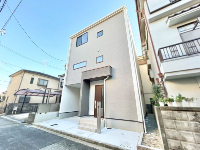 前面道路含む外観写真