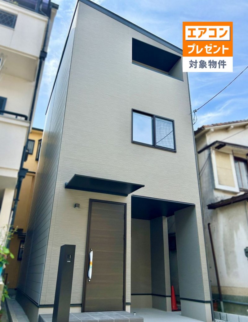 2025年4月撮影現地外観写真。北側正面で柔らかい陽当たり。シルクグレーの外観は、繊細で上品な印象です。