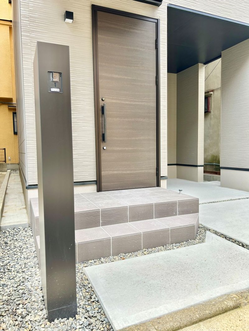 スタイリッシュなブラックの宅配BOX付き門柱を採用。再配達の手間を省き、毎日の暮らしにゆとりをもたらします。