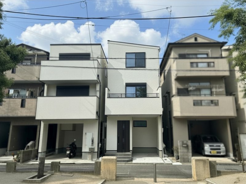 ホワイトを基調とした、やさしく上品な印象の外観デザイン。軽自動車が駐車可能なカースペースも確保。洗礼された豊かな暮らし、今こそ始めるときです。
