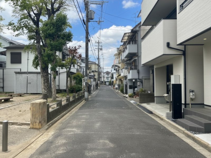 前面道路含む現地外観写真。物件前には公園が広がり、都市にありながらも開放感を感じられる住環境が魅力。
