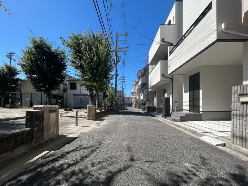 視線の抜けた住環境。3階建てでも圧迫感を感じにくく、窓を開けた瞬間に空の広がりを感じやすい立地です。南側4.6m道路・接道幅4.9mで、車の出し入れや荷物の積み下ろしもイメージしやすくなっています。(2026年10月撮影)