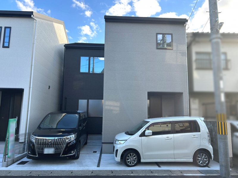 外壁材にはセルフクリーニング機能をもつ色あせしにくいセラミックコートが施された「光セラ」を使用。スタイリッシュでシンプルモダンな外観に。