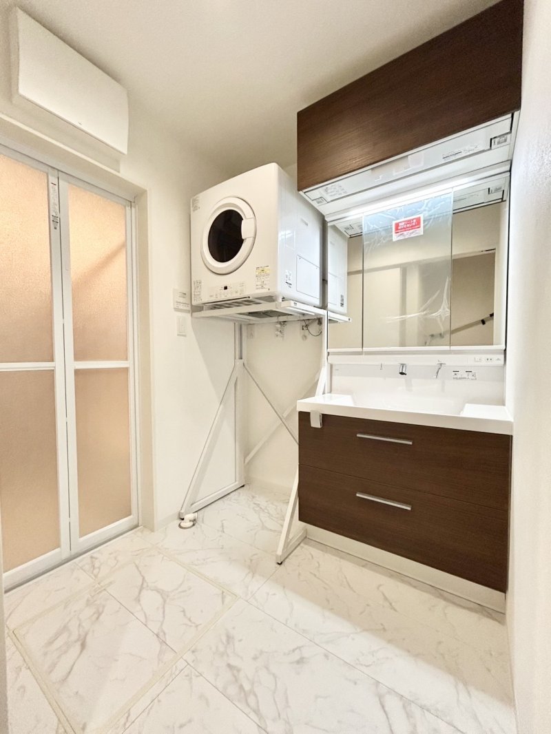 スリムＬＥＤ照明・３面鏡・全収納 家族の小物の整理に便利なミラーキャビネット。アッパーキャビネットやタオルクリップも付いてます。