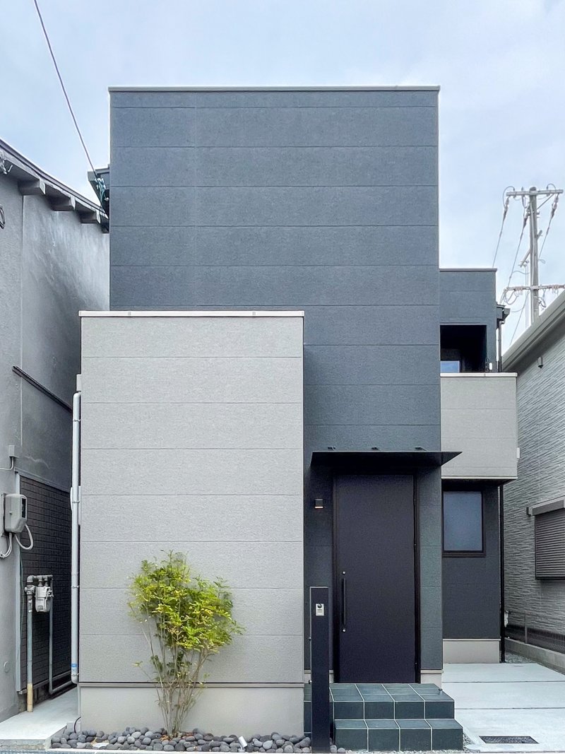 揺れを吸収して建物の損傷を抑える制震ダンパーを採用。繰り返しの地震にも強く、クロスのひび割れや家具の転倒リスクも低減。大切な家族と住まいを守る、安心の備えです。（2025年5月撮影）