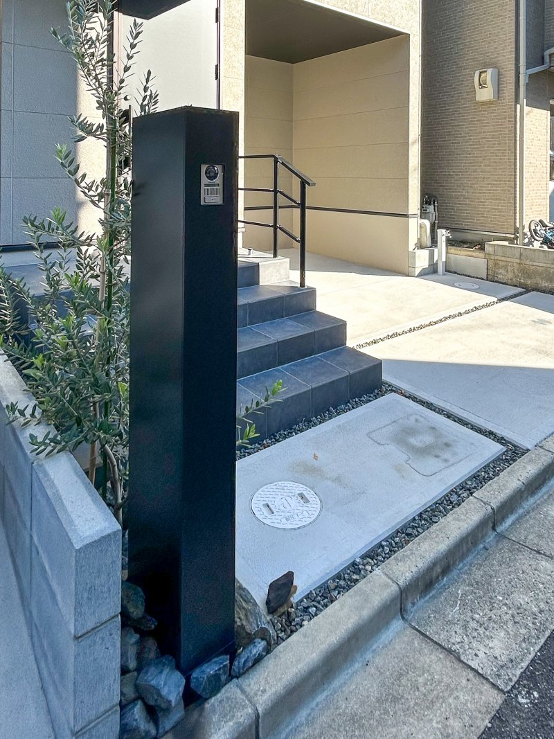 スタイリッシュなブラックの宅配BOX付き門柱を採用。再配達の手間を省き、毎日の暮らしにゆとりをもたらします。（2025年5月）撮影