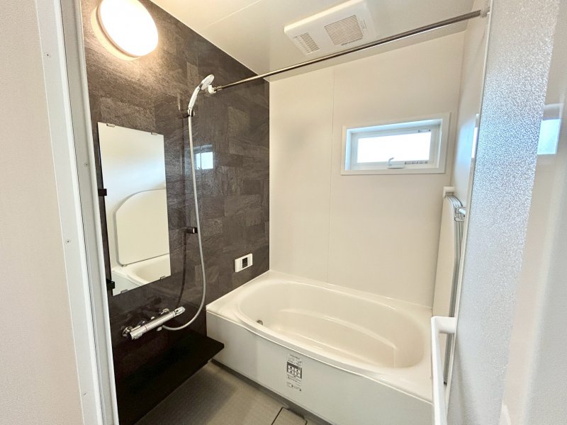 ダブルの保温構造でお湯が冷めにくいサーモスバスS採用。毎日の疲れをいやす浴室は1坪タイプです。足を伸ばしてゆっくりとくつろげます。