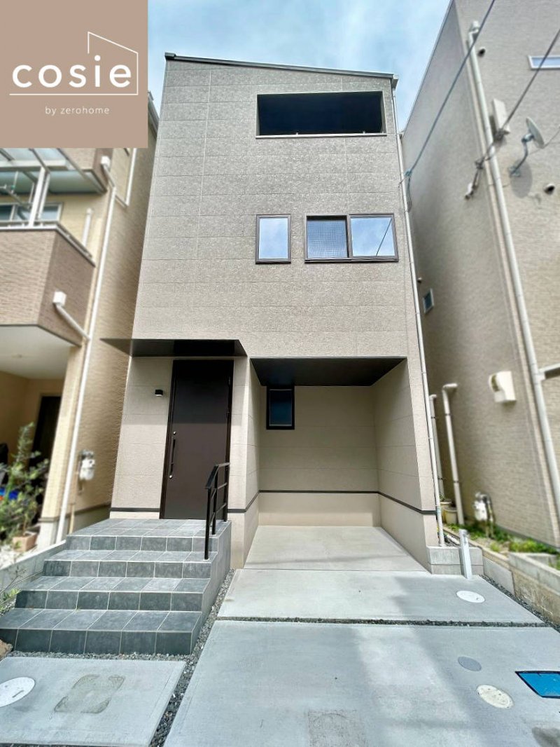 2025年5月撮影現地外観写真。揺れを吸収して建物の損傷を抑える制震ダンパーを採用。繰り返しの地震にも強く、クロスのひび割れや家具の転倒リスクも低減。大切な家族と住まいを守る、安心の備えです。