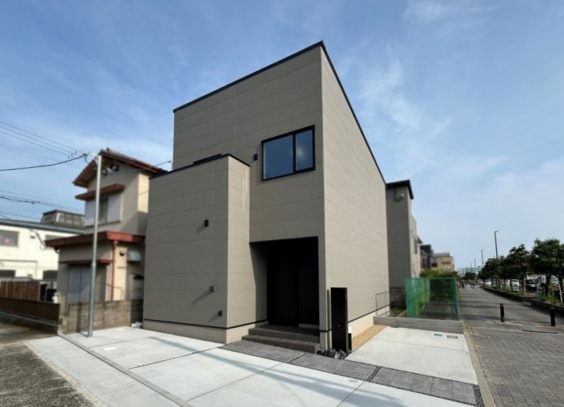 スタイリッシュでモダンな外観です☆ 北西から見た現地（2025年6月）撮影