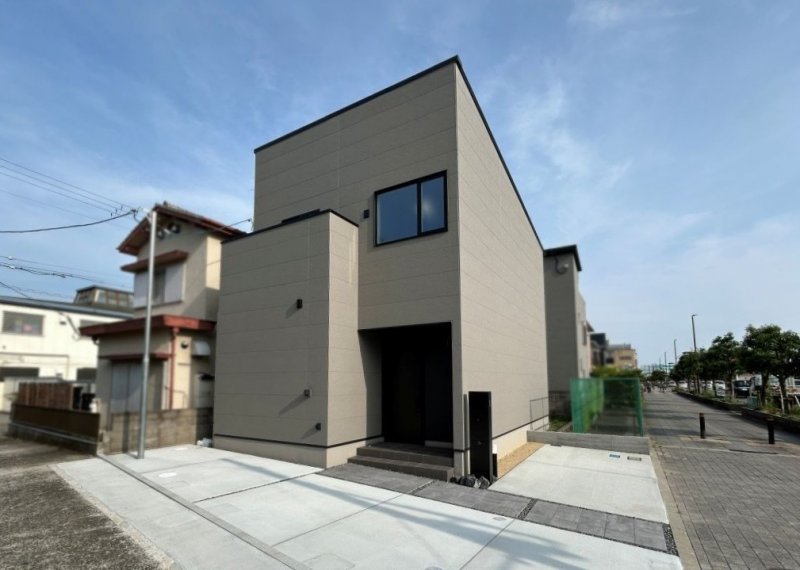 家族がのびのび暮らせるゆとりと、家計をサポートする太陽光を備えた住まい。落ち着いた外観と広い前面道路で、広さを感じる外まわりで、車の出入りや家族の帰宅も落ち着いて行えます。現地外観写真　2025年6月撮影