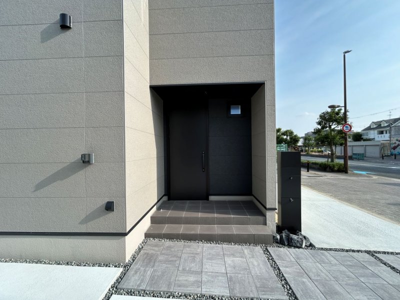 玄関正面　現地（2025年6月）撮影