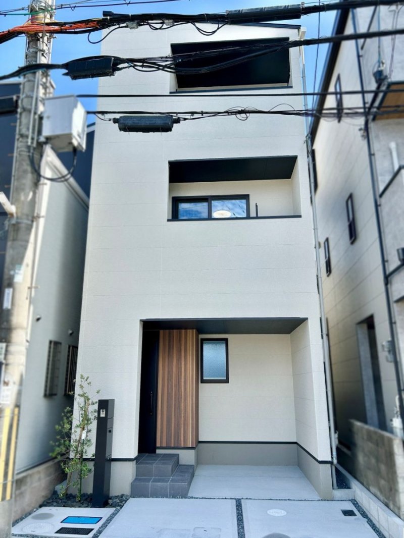 白を基調としたシンプルなデザインが特徴です。揺れを吸収して建物の損傷を抑える制震ダンパーを採用。繰り返しの地震にも強く、クロスのひび割れや家具の転倒リスクも低減。大切な家族と住まいを守る、安心の備えです。（2025年7月撮影）