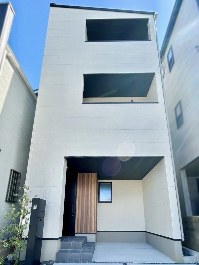 白を基調としたシンプルなデザインが特徴です。揺れを吸収して建物の損傷を抑える制震ダンパーを採用。繰り返しの地震にも強く、クロスのひび割れや家具の転倒リスクも低減。大切な家族と住まいを守る、安心の備えです。（2025年7月撮影）