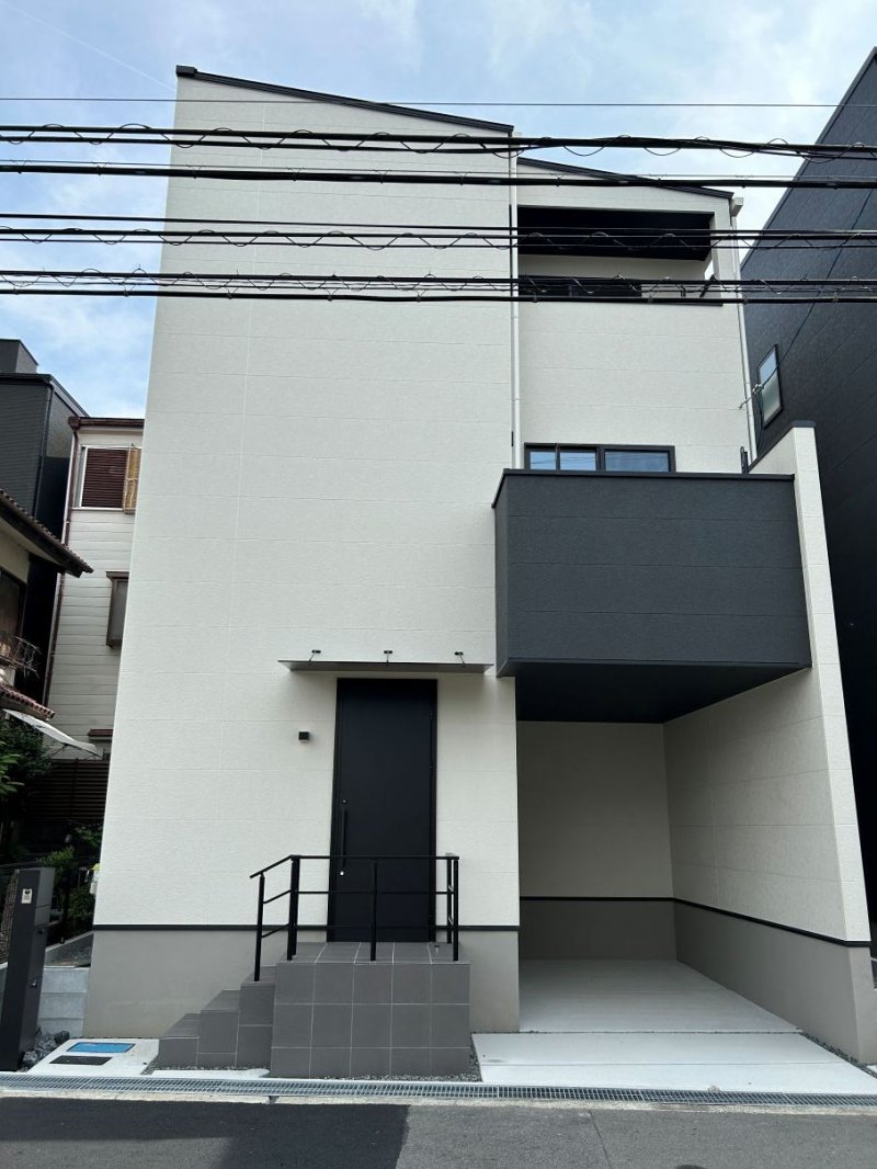 シンプルかつ上品な外観デザイン。 　白と黒のコントラストが映えるファサードが、都会的で洗練された住まいを演出します。　1号地外観写真(2025年6月撮影）