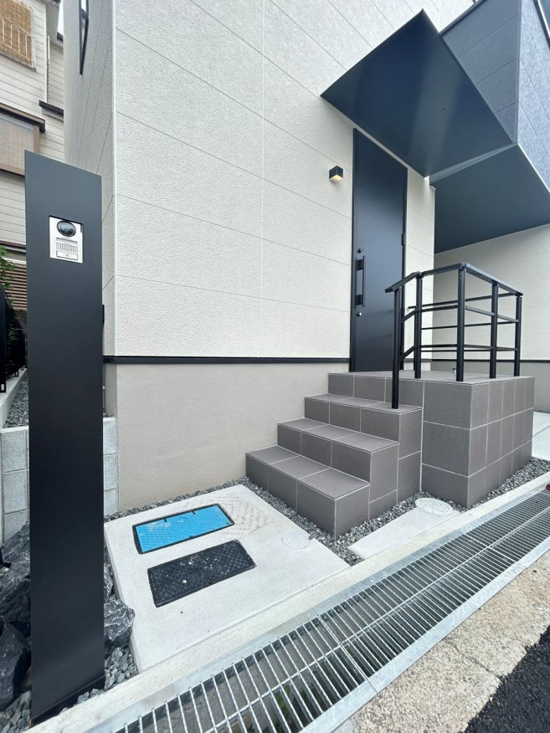 スタイリッシュなブラックの宅配BOX付き門柱を採用。再配達の手間を省き、毎日の暮らしにゆとりをもたらします。(2025年6月撮影）