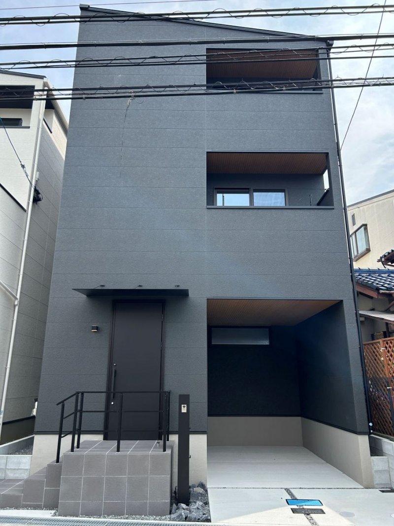 落ち着きある濃色の外観が魅力。 　シンプルながらも重厚感のあるデザインで、上質な都市型邸宅を演出します。　(2025年6月撮影）