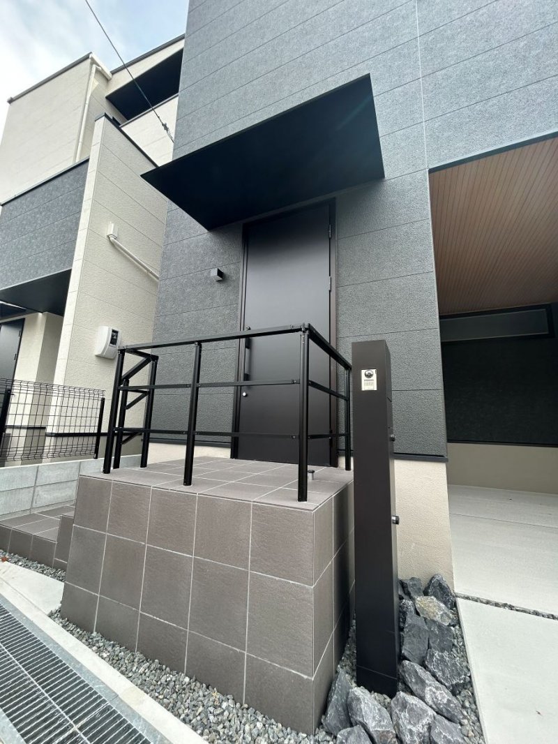 スタイリッシュなブラックの宅配BOX付き門柱を採用。再配達の手間を省き、毎日の暮らしにゆとりをもたらします。(2025年6月撮影）