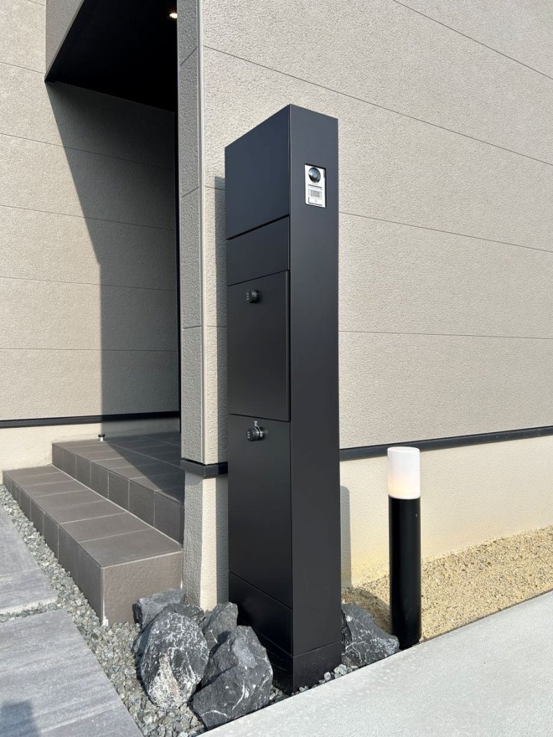 スタイリッシュなブラックの宅配BOX付き門柱を採用。再配達の手間を省き、毎日の暮らしにゆとりをもたらします。（2025年6月）撮影