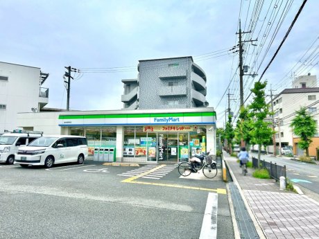 ファミリーマート豊中長興寺店まで237m　徒歩3分