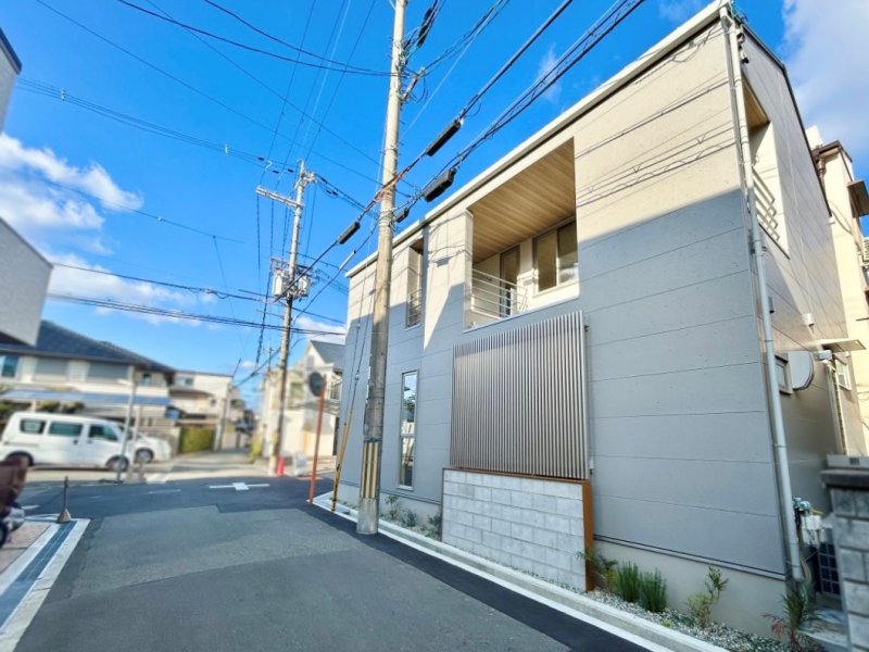 まずはお気軽に資料請求からどうぞ♪　西側道路（2026年3月撮影)