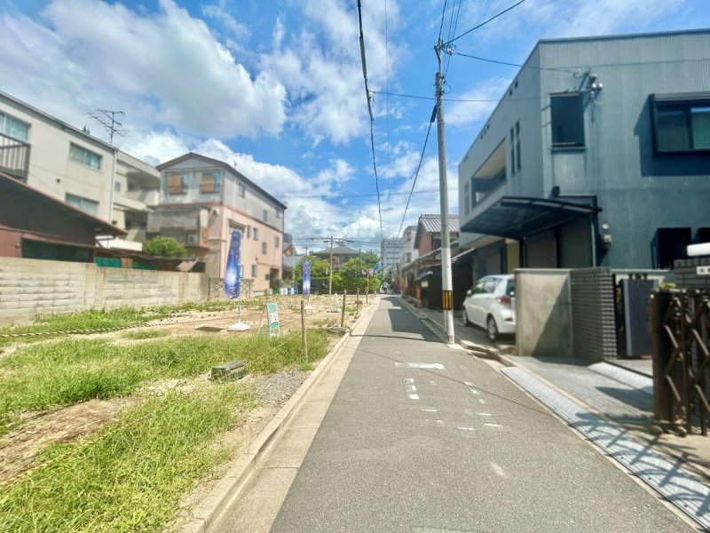 南から見た東側道路　現地（2025年7月）撮影