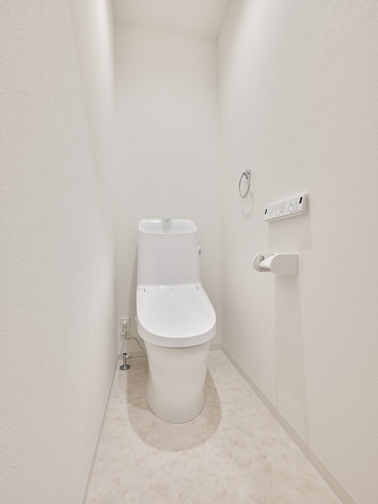 落ちにくい汚物汚れも、水を流すだけツルンっと落とせる新素材”アクアセラミック”で毎日のお手入れ簡単！