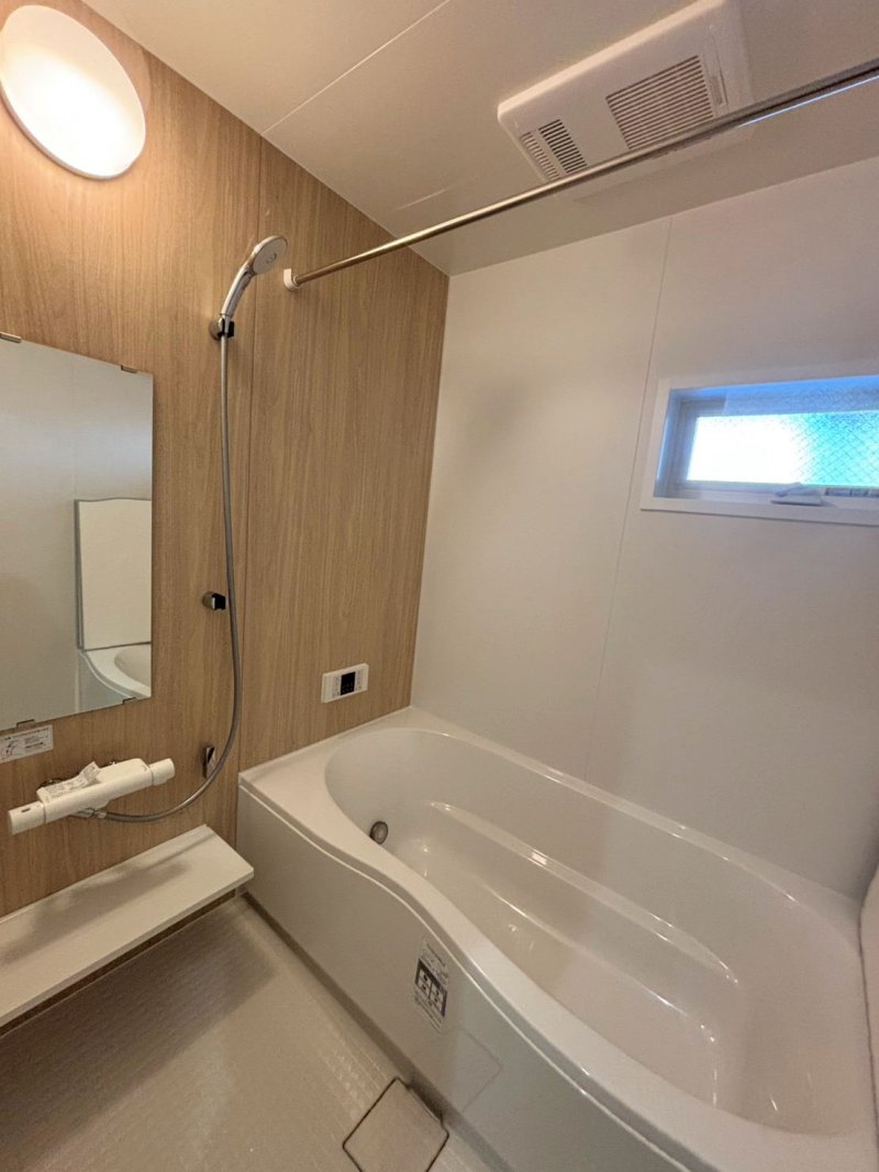 お湯が冷めにくい、浴槽保温材と保温組フタの「ダブル保温」構造。くるりんポイ排水口など毎日のお手入れもラクラク。ガス温水浴室暖房乾燥機付です。