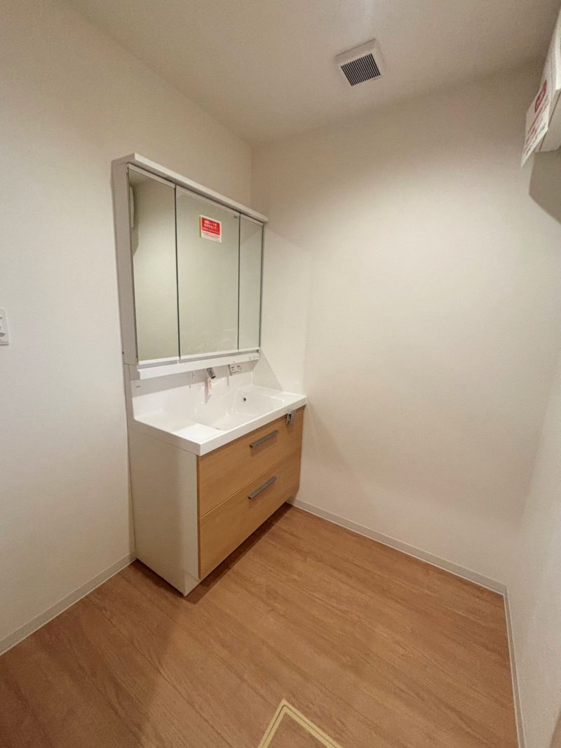 毎日使うものだから清潔な空間を保ちたい水回り。洗面化粧台にはそんな願いを解消させてくれる収納アイデアが満載です。三面鏡の裏側には小物から背の高い物まで収納できます。