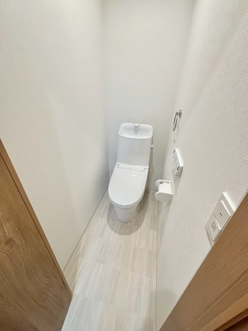 落ちにくい汚物汚れも、水を流すだけツルンっと落とせる新素材”アクアセラミック”で毎日のお手入れ簡単！