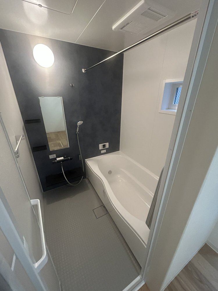 毎日のお手入れがしやすい工夫と心地よい使用感を兼ね備えた、シンプルデザインのシステムバス。