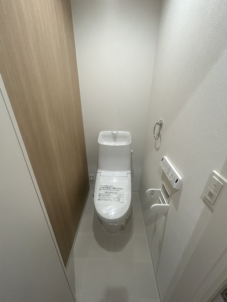 落ちにくい汚物汚れも、水を流すだけツルンっと落とせる新素材”アクアセラミック”で毎日のお手入れ簡単！