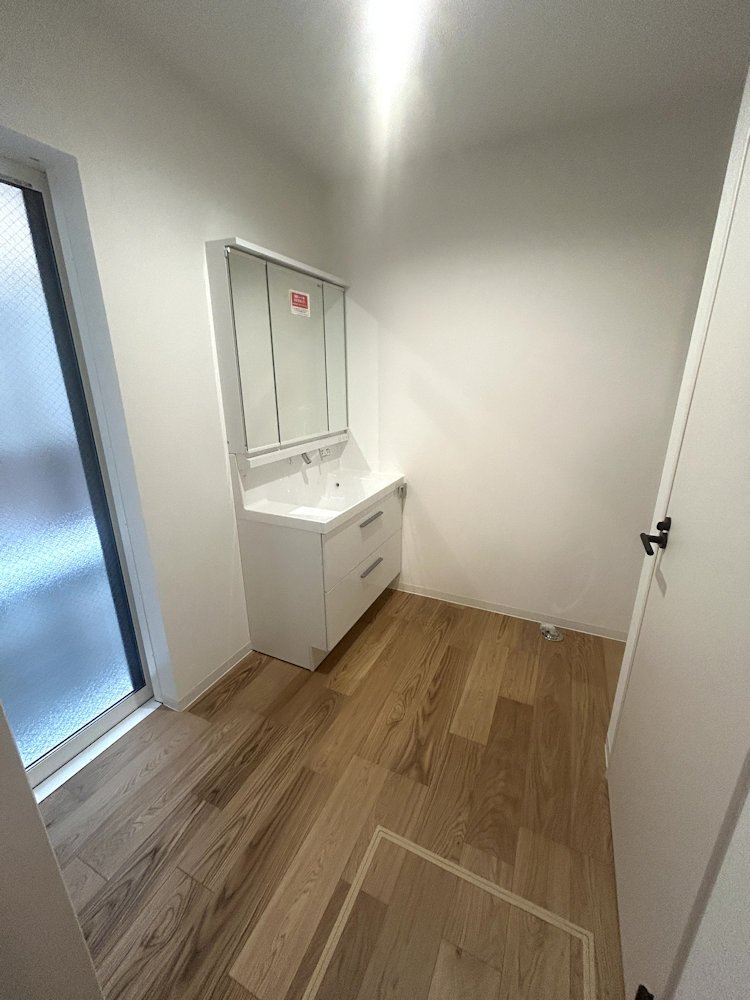 機能性に優れた三面鏡（長寿命・省電力のスリムLED付）と、豊富な収納キャビネットがついたスタイリッシュな洗面化粧台です。