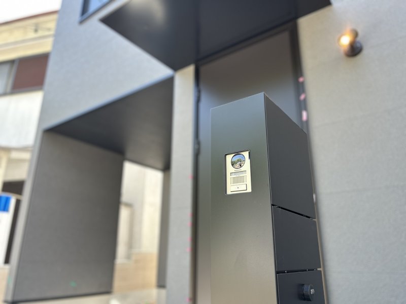 宅配BOX付き門柱（LIXIL） スタイリッシュなモノトーンを採用。再配達の手間を省き、毎日の暮らしにゆとりをもたらします。