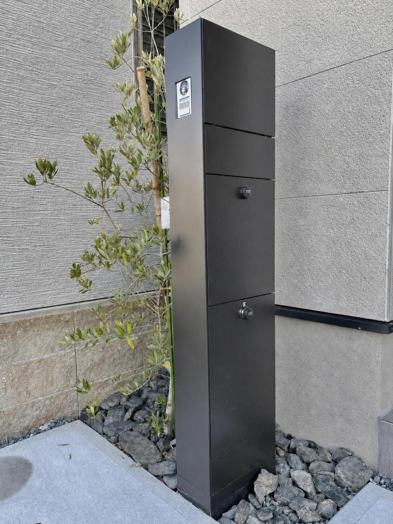 スタイリッシュなブラックの宅配BOX付き門柱を採用。再配達の手間を省き、毎日の暮らしにゆとりをもたらします