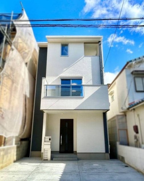 2025年2月撮影現地外観写真。間口広々6ｍ超え！駐車2台可能です。