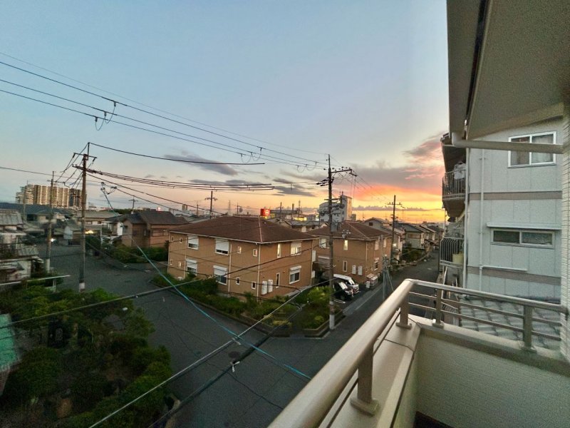 バルコニーから見た景色。気軽に外の新鮮な空気を吸いながらリラックスできる場所です。（2025年7月撮影）