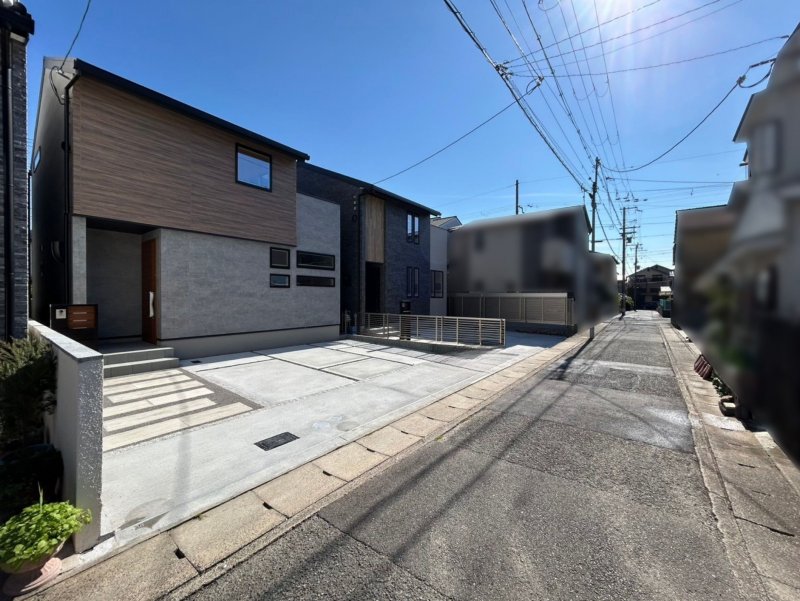 前道（2025年10月下旬撮影）