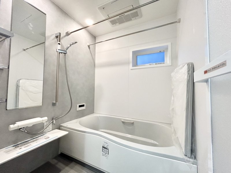 お湯が冷めにくい、浴槽保温材と保温組フタの「ダブル保温」構造。くるりんポイ排水口など毎日のお手入れもラクラク。ガス温水浴室暖房乾燥機付です。