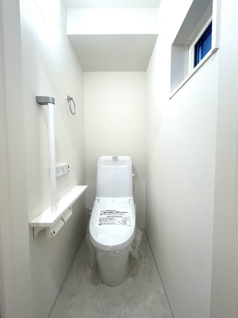 落ちにくい汚物汚れも、水を流すだけツルンっと落とせる新素材”アクアセラミック”で毎日のお手入れ簡単！