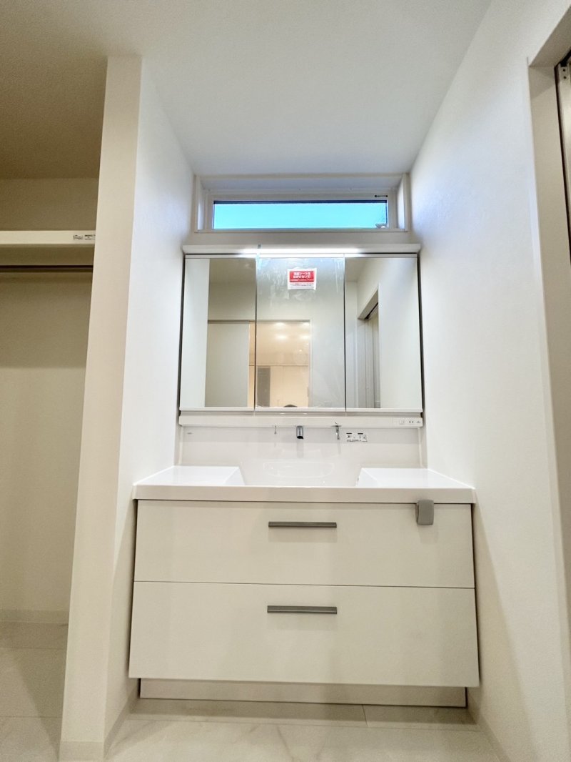 毎日使うものだから清潔な空間を保ちたい水回り。洗面化粧台にはそんな願いを解消させてくれる収納アイデアが満載です。三面鏡の裏側には小物から背の高い物まで収納できます。