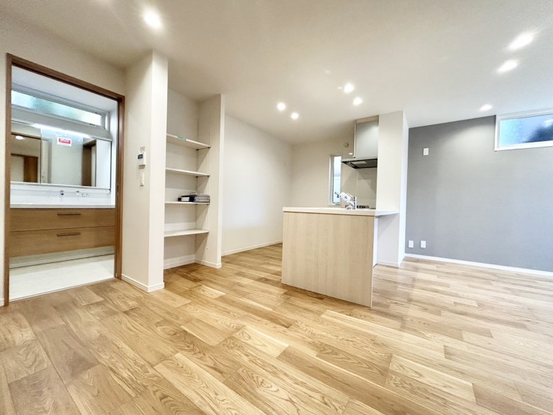 対面キッチン採用のリビングは家族が一つになれる空間となります。お料理をしながらリビング全体を見渡すことができるのでお子様が遊んだり、勉強していても一緒に空間を共有できます。