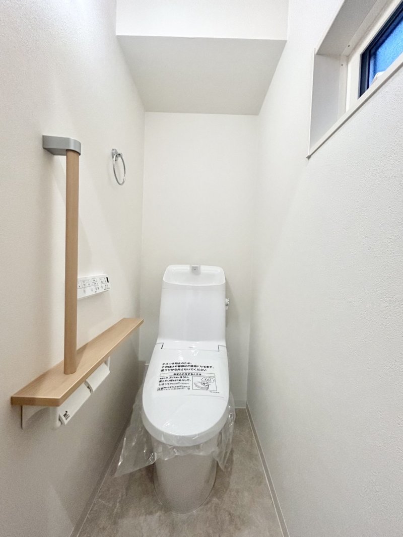 落ちにくい汚物汚れも、水を流すだけツルンっと落とせる新素材”アクアセラミック”で毎日のお手入れ簡単！